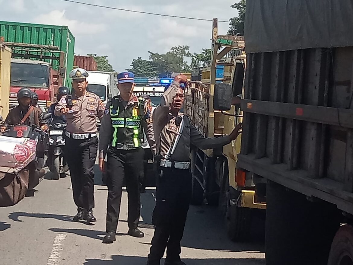 Puluhan Kendaraan Angkutan Ditertibkan Satlantas Polresta Banjarmasin dan Dishub Kota Banjarmasin, Rabu (8/10/2025). (foto: istimewa)