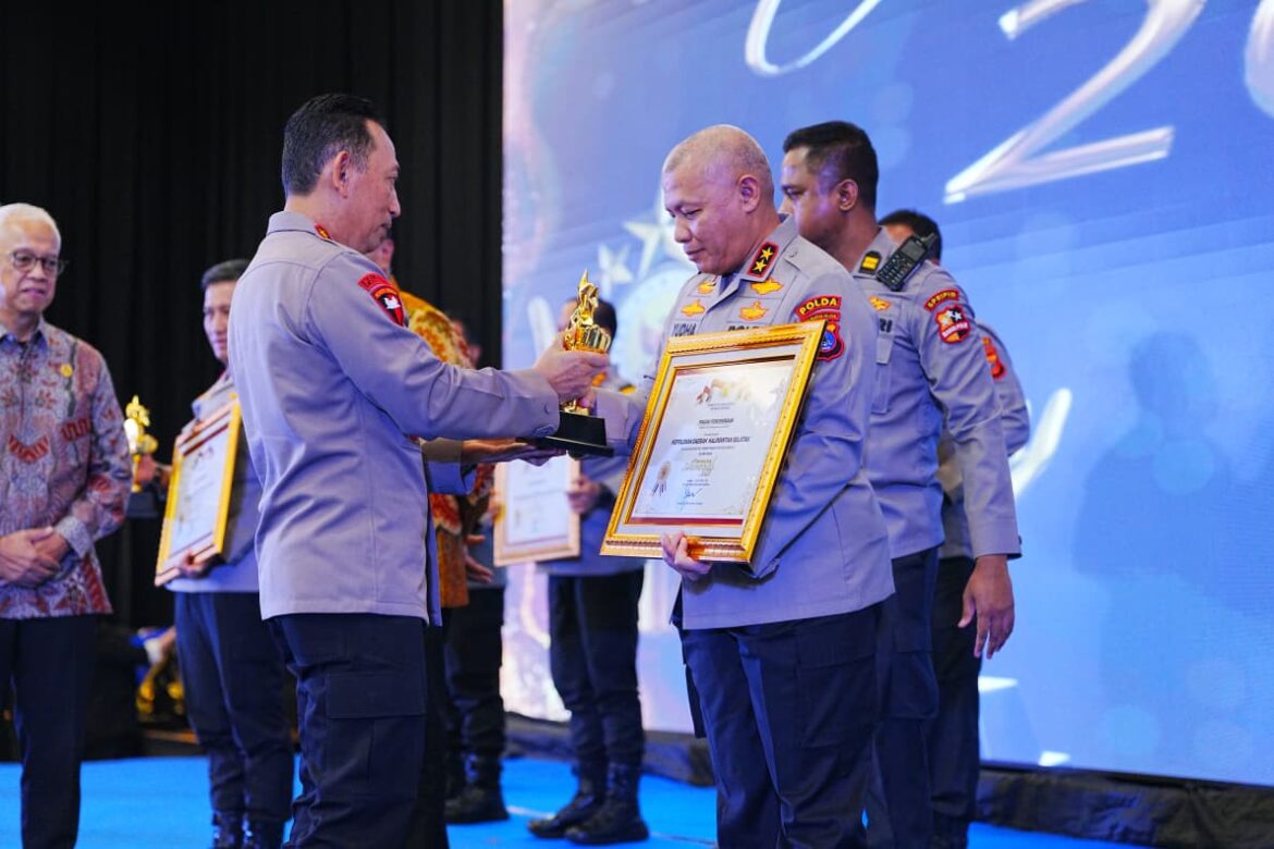 Kapolri Jenderal Polisi Drs. Listyo Sigit Prabowo, M.Si. menyerahkan langsung penghargaan Kompolnas Awards 2025 kepada Kapolda Kalsel Irjen Pol Rosyanto Yudha Hermawan, S.I.K., S.H., M.H. di Hotel Marlyn Park, Jakarta Pusat, Kamis (16/10/2025) (Foto Istimewa)