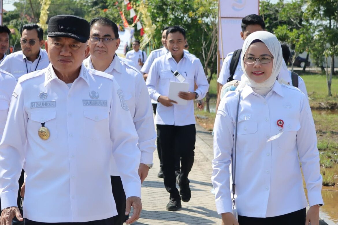 Menteri Ekraf, Teuku Riefky, Gubernur H Muhidin, Kadisdikbud Galuh Tantri dan rombongan pada Pengenalan SMA Garuda di SMAN Banua di Kabupaten Banjar, Rabu (08/10/2025).(foto:mckalsel).
