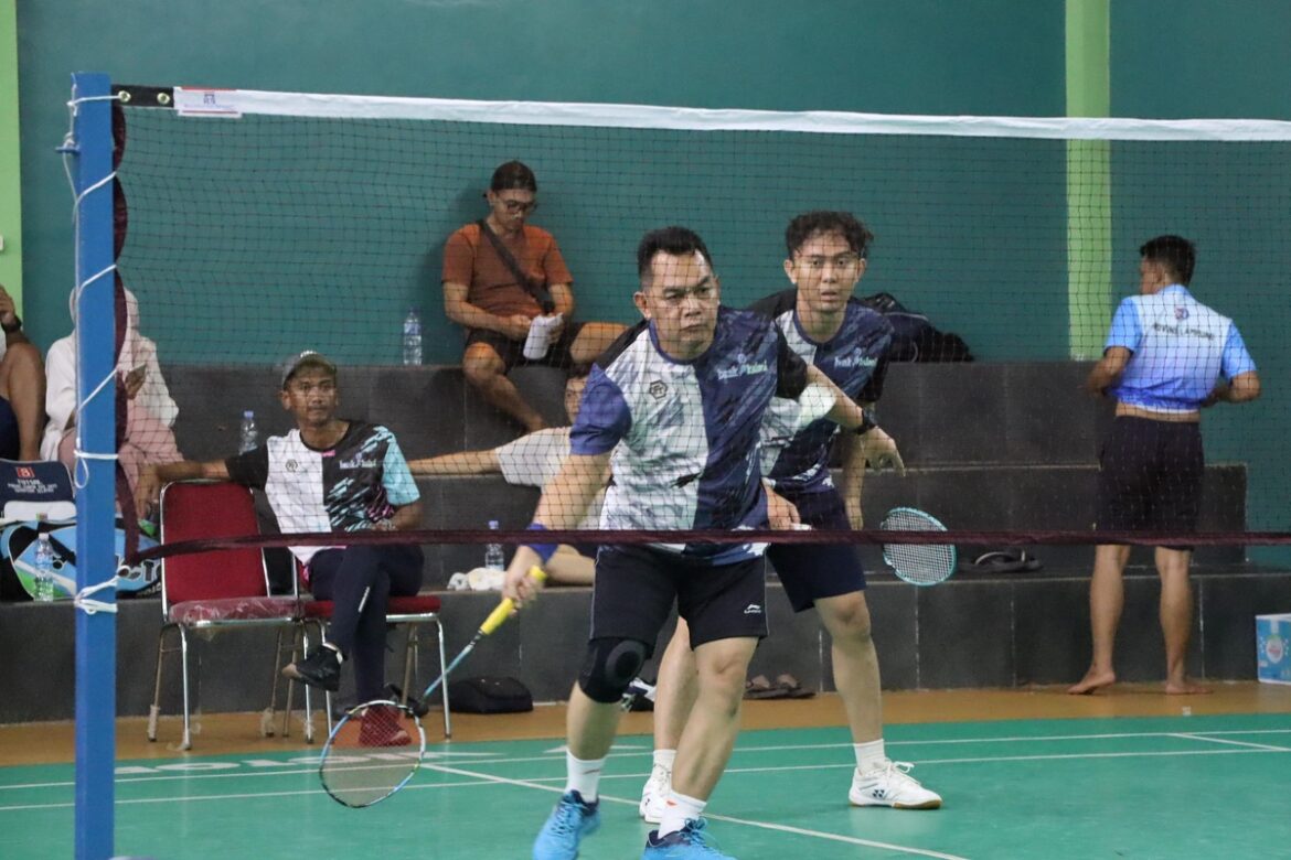 Pasangan M Rizky/M Zaini (Kalsel) saat bertanding di cabang bulutangkis Pornas Korpri XVII 2025 di Palembang, Sumsel. (foto: Tolah/brt)