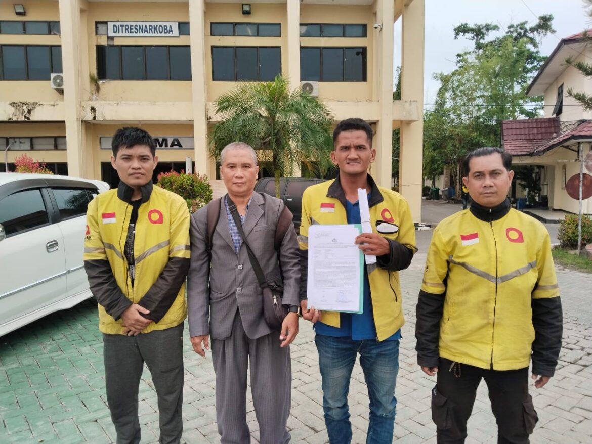 Korban Curanmor saat melapor ke SPKT Polresta Banjarmasin ditemani puluhan Ojol lainnya, Kamis (30/10/2025).(foto:sum/brt)