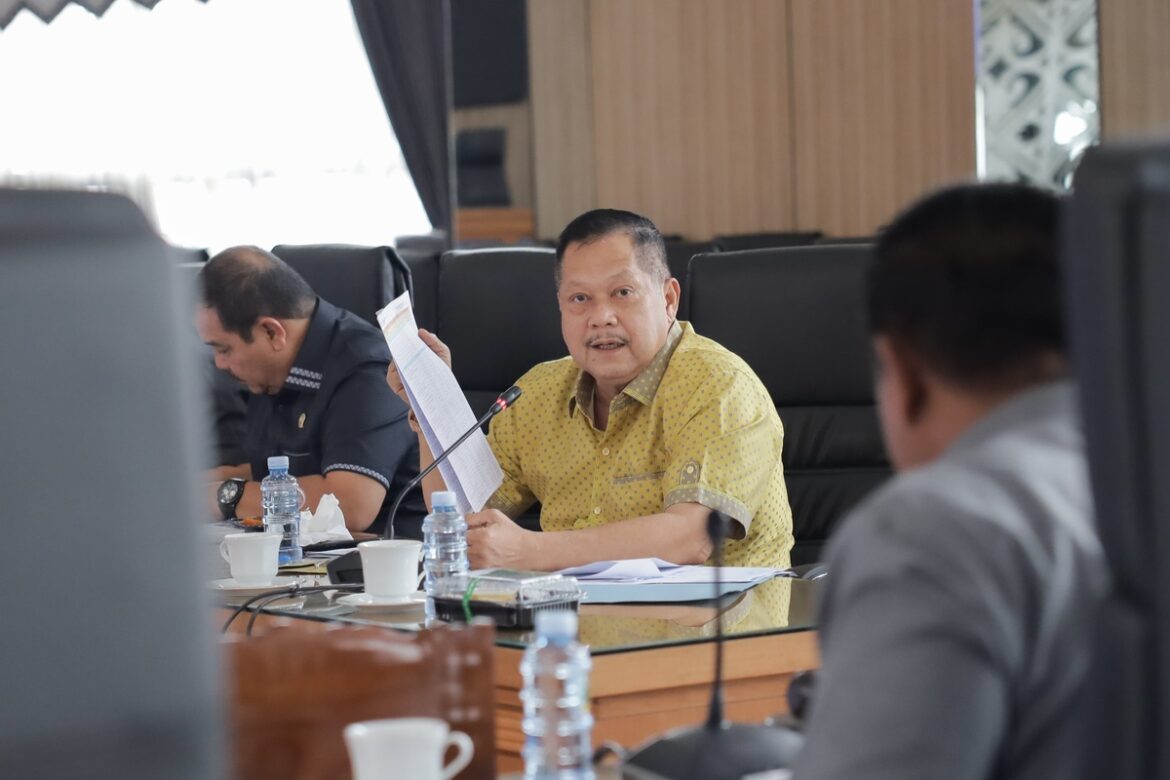 Anggota Banggar DPRD Provinsi Kalsel H Gusti Iskandar Sukma Alamsyah saat hadir di rapat pembahasan RAPBD Kalsel 2026.(foto : humasdprdkalsel)