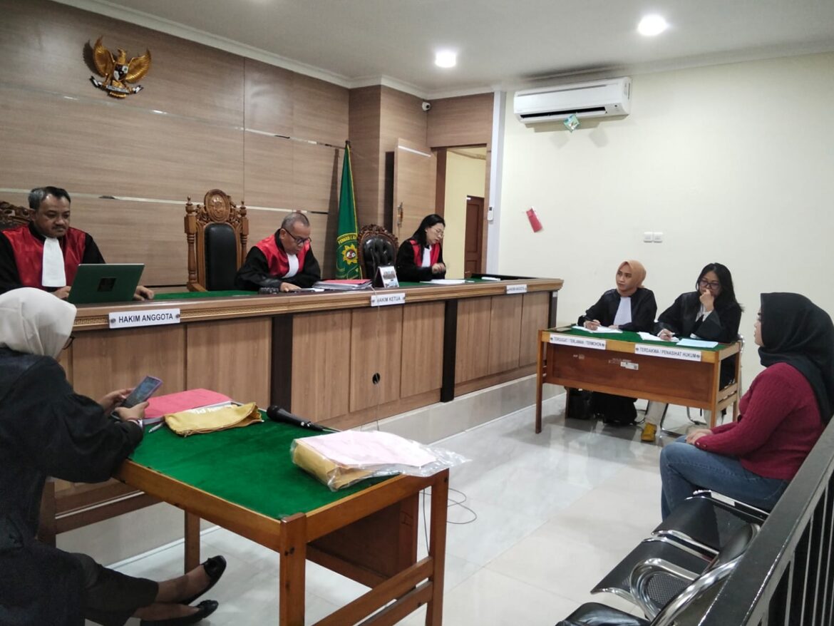 Majelis hakim yang diketuai Indra Meinantha Vidi SH saat membacakakan vonis untuk Melisa tik toker yang terjerat UU ITE.