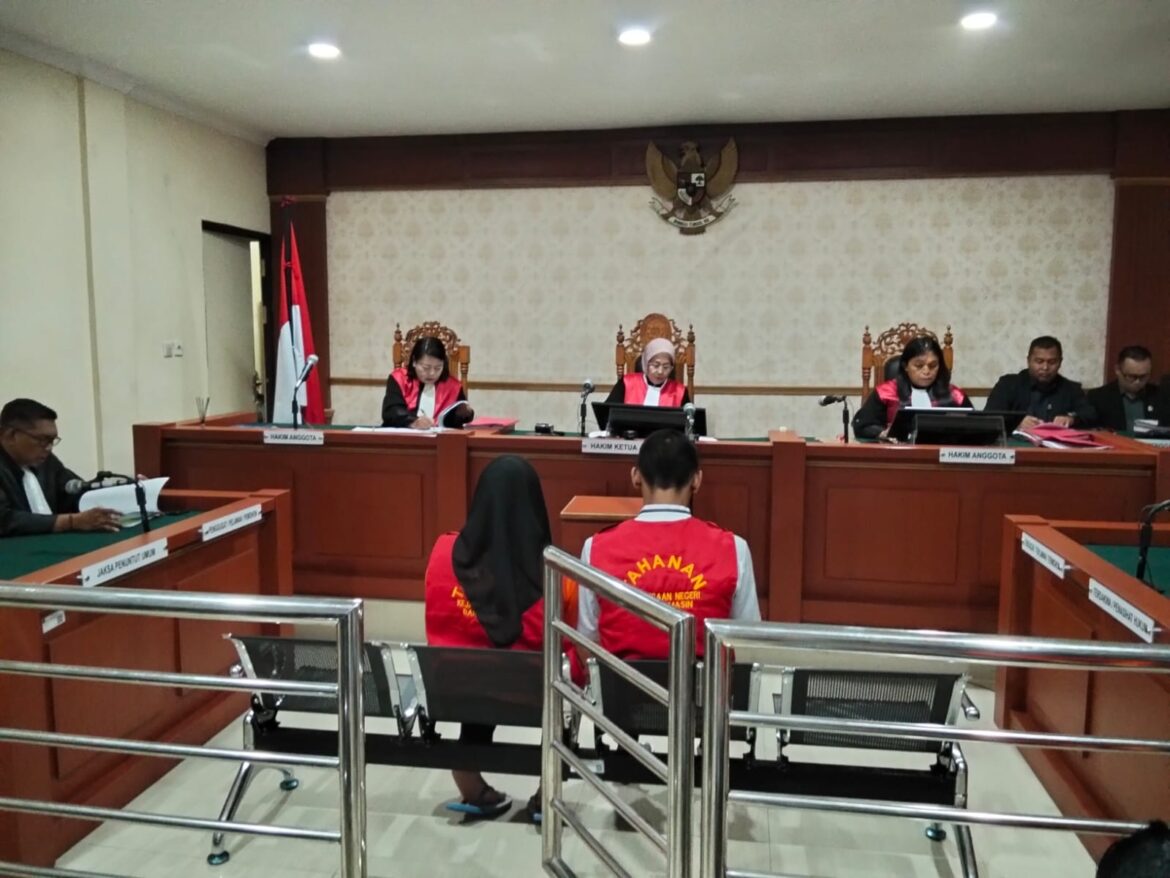 Barang bukti sabu seberat 247,07 gram serta timbangan digital yang diamankan dari pasangan suami istri di Banjarmasin Utara. (foto: istimewa)