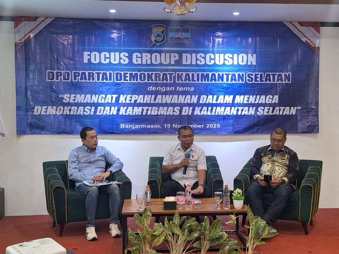Direktur Eksekutif DPD Partai Demokrat Kalsel Aminudin Aziz, Akademisi Datuk Cendikiawan Hikmadiraja Kesultanan Banjar DR Taufik Arbain S.Sos dan Kasubdit 1 Direktorat Intelkam Polda Kalsel AKBP Dr Soetrijono, SP, MM sebagai narasumber di acara focus group discusion.(foto : ist)