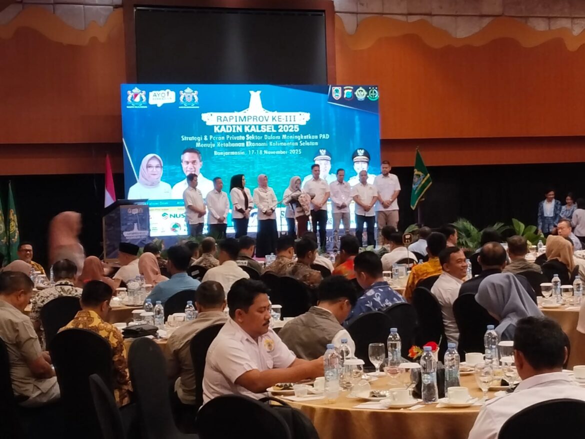 Ketua Kadin Kalsel Hj Shinta Laksmi Dewi Saat Menyampaikan Sambutan Didampingi Ketua Kadin Kabupaten/Kota se-Kalsel dalam Rapimprov III Kadin Kalsel