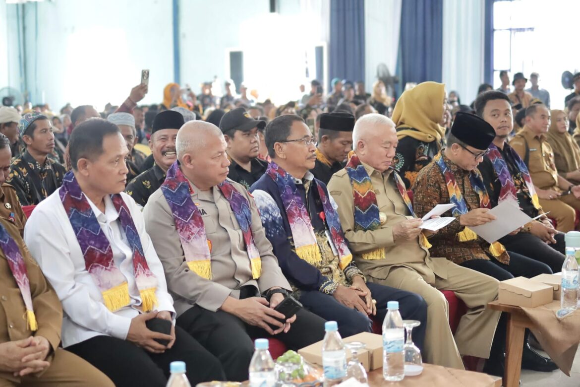 Ketua DPRD Provinsi Kalsel Dr (HC) H Supian HK, SH, MH bersama Gubernur Kalsel H Muhidin dan unsur Forkopimda Kalsel menghadiri Deklarasi Desa Bersinar dan Peningkatan Kapasitas Anggota BPD se-Kalsel bertempat di Gedung Serbaguna Desa Indrasari Martapura Kabupaten Banjar.(foto : humasdprdkalsel)