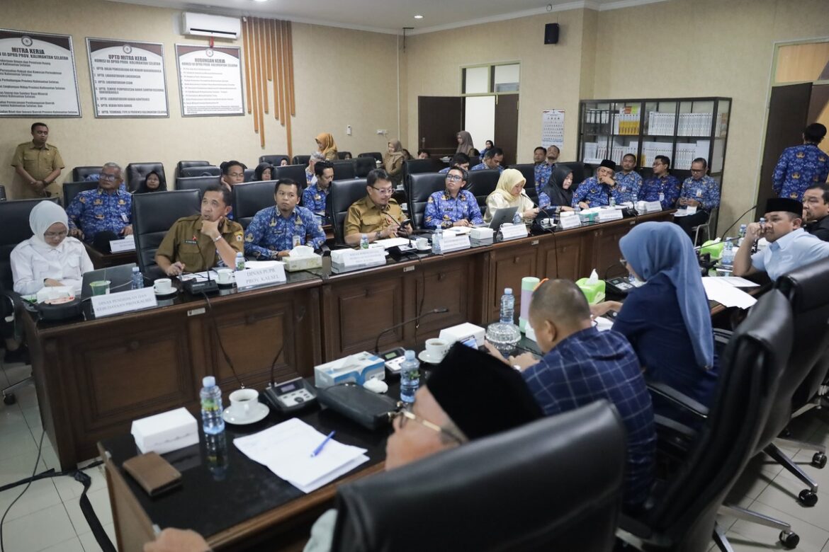 Rapat gabungan digelar antara Banggae, AKD dan Pimpinan Fraksi DPRD Provinsi Kalsel bersama semua SKPD lingkup Pemprov Kalsel membahas anggaran 2025 yang bakal menyisakan dana Rp1 triliun lebih.(foto : humasdprdkalsel)