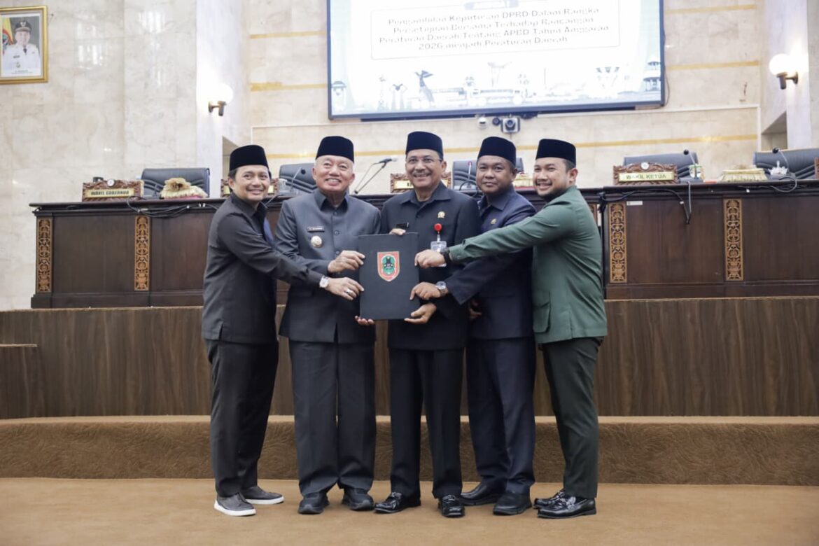 Pimpinan DPRD Provinsi Kalsel bersama Gubernur dan Wakil Gubernur Kalsel perlihatkan dokumen berita acara Raperda APBD 2026 yang telah ditandatangani dan ditetapkan menjadi Perda.(foto : humasdprdkalsel)