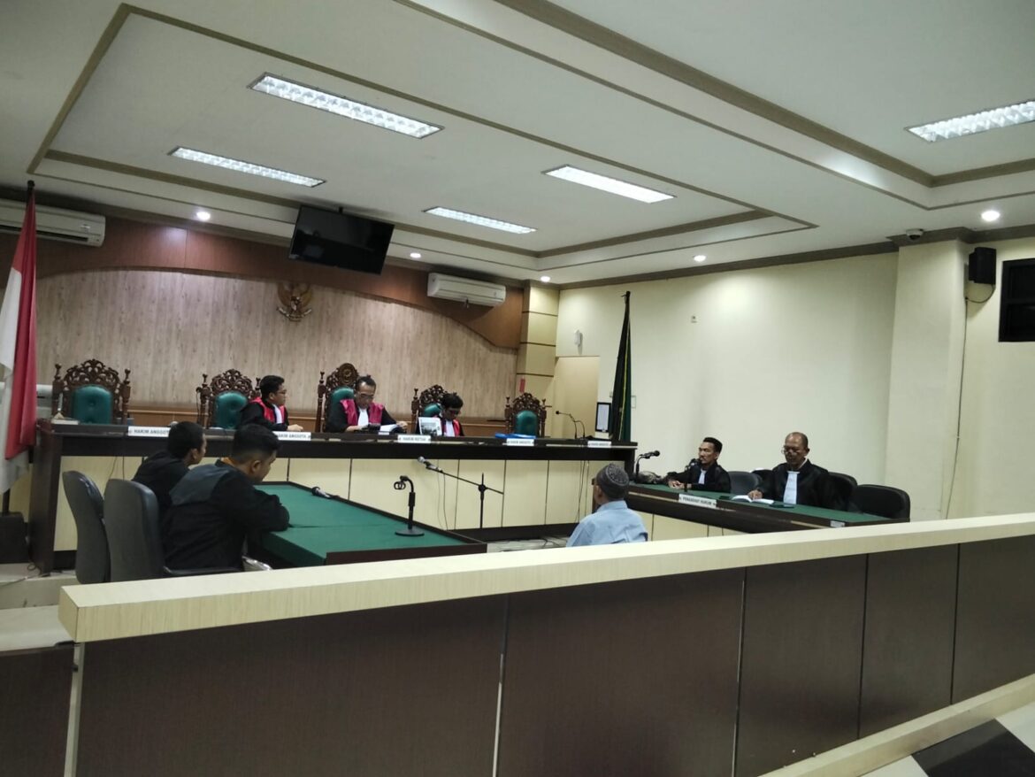 Majelis hakim yang diketuai Cahyono Reza Adrianto SH MH bersama dua hakim anggota saat membacakan putusan sela atas eksepsi terdakwa Ainudin (Foto Filarianti)
