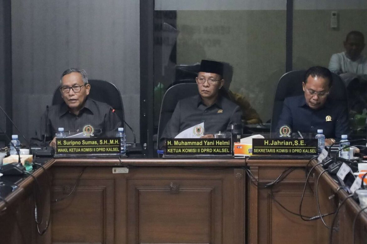 Ketua Komisi II DPRD Provinsi Kalsel Muhammad Yani Helmi (tengah) didampingi wakil dan sekretaris saat memimpin audensi petani dan PTPN untuk mencari solusi permasalahan kerja sama.(foto : humasdprdkalsel)