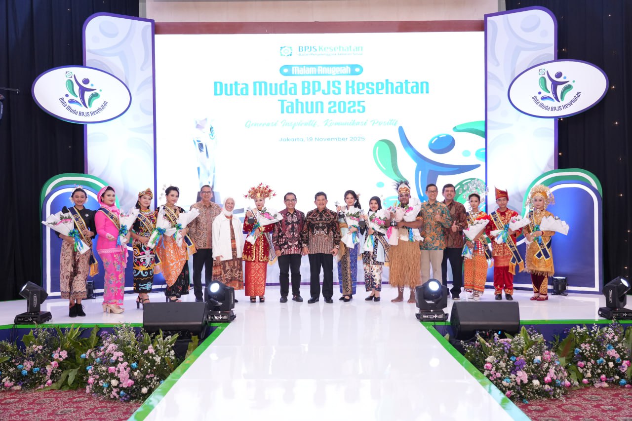 Seluruh finalis Duta Muda BPJS Kesehatan 2025 foto bersama Direktur Utama BPJS Kesehatan, Ghufron Mukti dan Ketua Dewan Jaminan Sosial Nasional (DJSN), Nunung Nuryartono pada Malam Penganugerahan Duta Muda BPJS Kesehatan, Rabu malam (19/11) di Jakarta. (foto ist/brt)