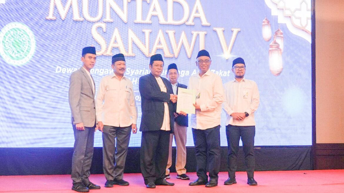 Peluncuran Fatwa MUI Program JKK dan JKM oleh Ketua MUI Bidang Fatwa Prof Dr HM Asrorun Ni’am Sholeh, MA dan Sekretaris Komisi Fatwa MUI K H Miftahul Huda menambahkan skema dan dihadiri Direktur Kepesertaan BPJS Ketenagakerjaan Eko Nugriyanto.(foto : ist)