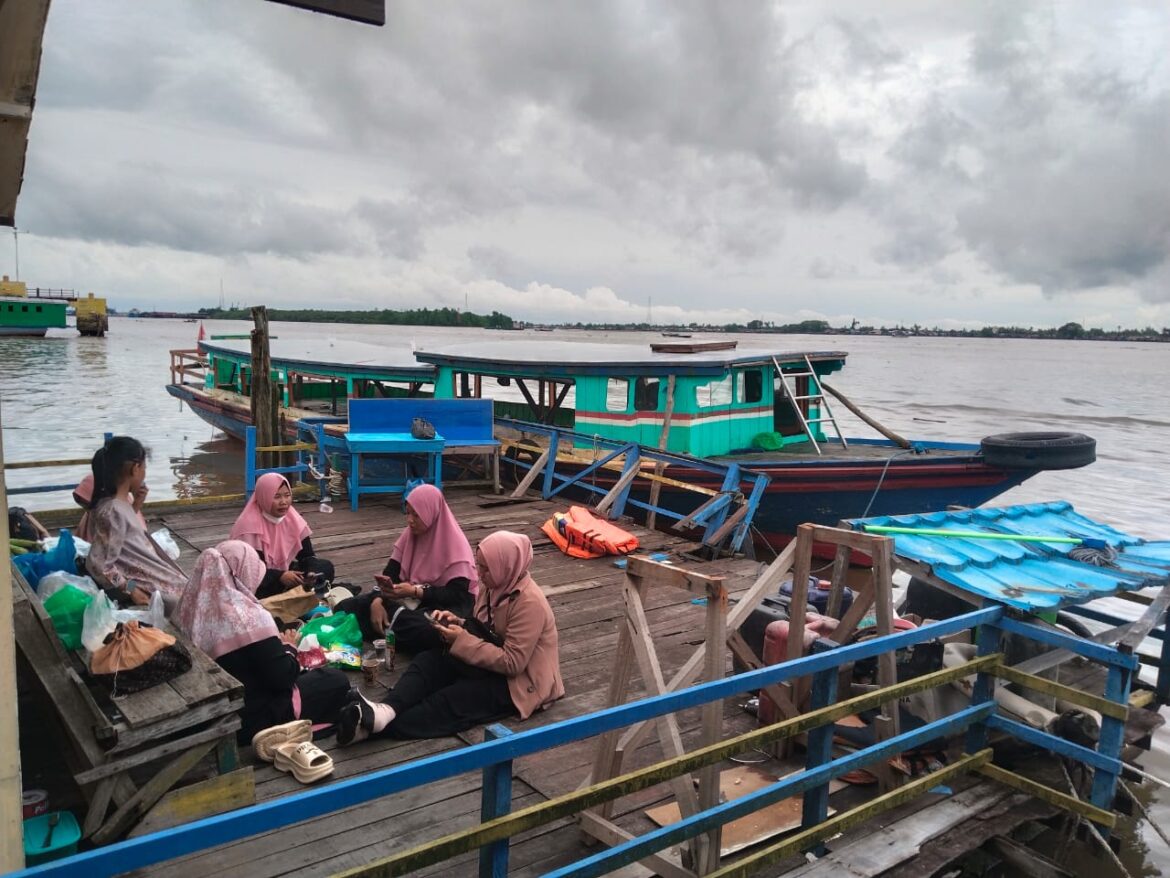 .Penumpang klotok tujuan Pulau Kembang saat dievakuasi usai terjatuh ke Sungai Barito akibat gelombang tugboat, Minggu (9/11/2025) siang. (foto: istimewa)