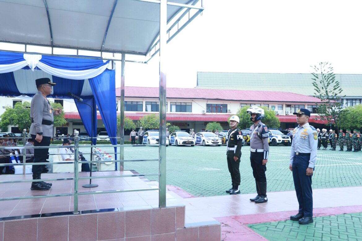 Kapolresta Banjarmasin Kombes Pol Cuncun Kurniadi saat memimpin Apel Gelar Pasukan Ops Zebra Intan 2025 yang juga diikuti anggota TNI dan Dishub, Senin (17/11/2025). (Foto: istimewa)