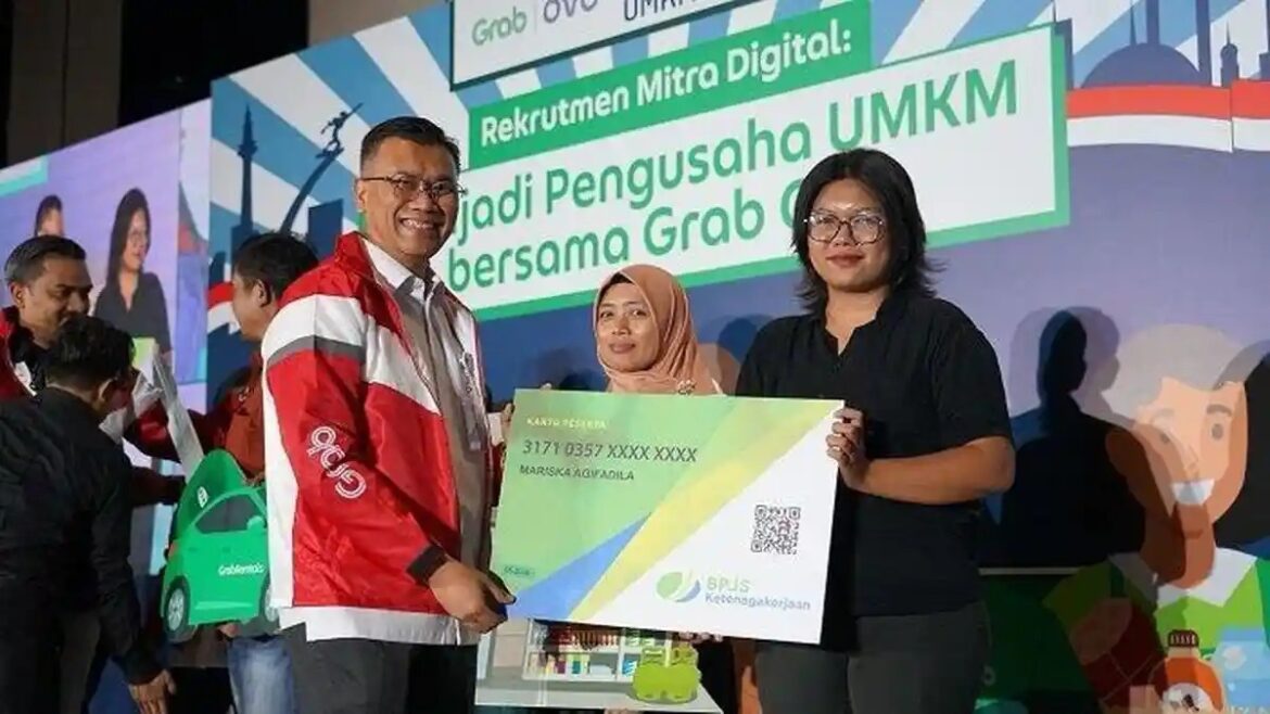KARTU KEPESERTAAN-Direktur Kepesertaan BPJS Ketenagakerjaan Pramudya Iriawan Buntoro saat menyerahkan kartu kepesertaan kepada Country Managing Director Grab Indonesia Neneng Goenadiatas nama milik Mariaca Agu Adila (tengah), Kamis (27/11/2025).(foto : ist)