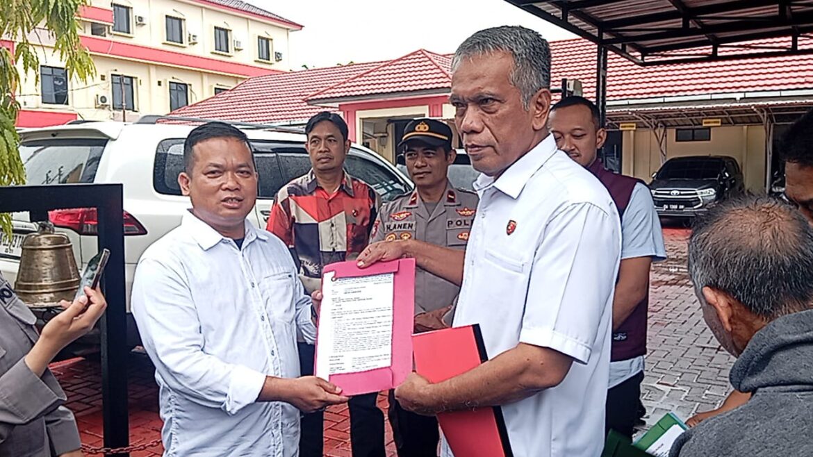 Ratusan massa bersama Kelompok Masyarakat Pemerhati Banua (KMPB) yang diketuai Bahauddin saat melakukan aksi di Kantor Ditreskrimsus Polda Kalimantan Selatan di Jalan Ahmad Yani Km 4, Banjarmasin