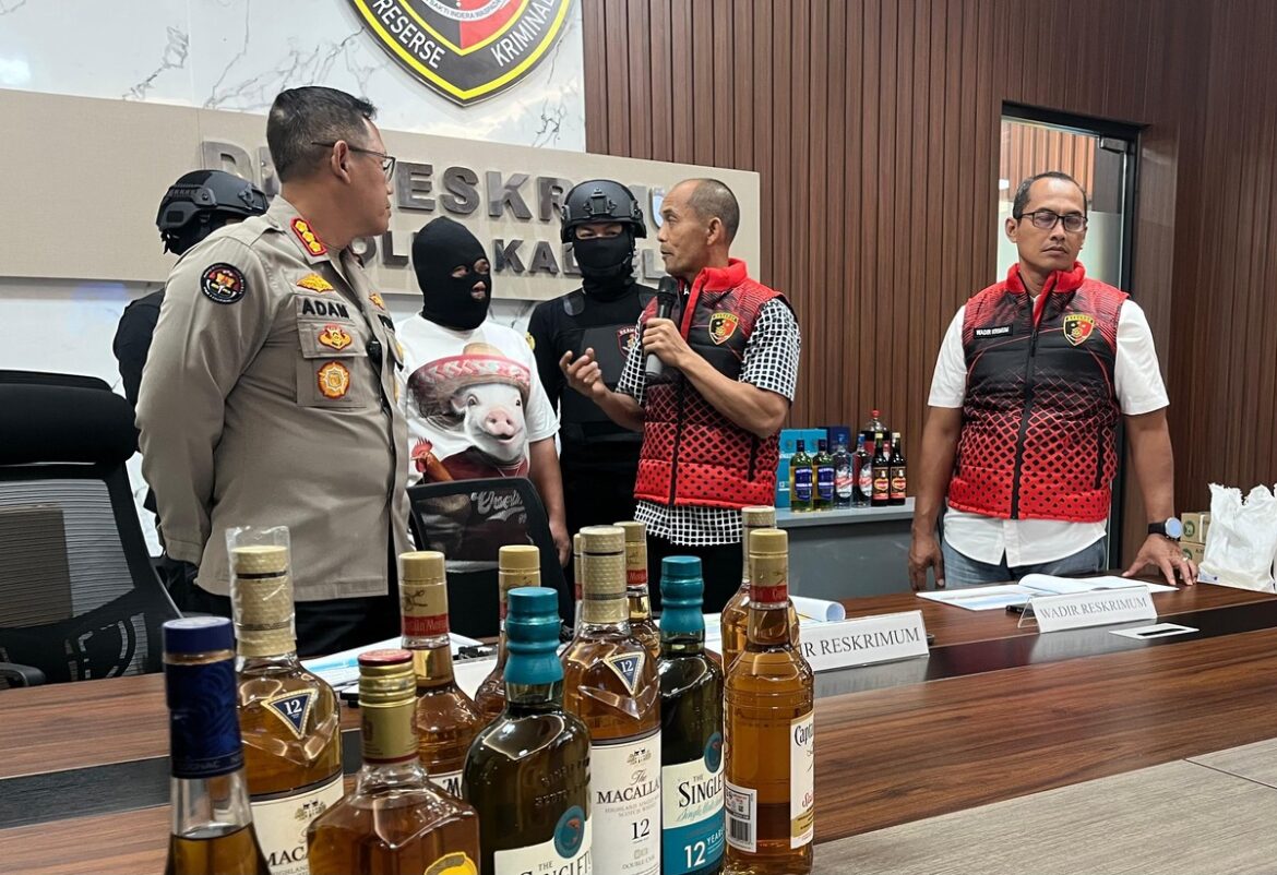 Dirreskrimum Polda Kalsel Kombes Pol Frido Situmorang mewawancarai tersangka disaksikan Kabid Humas Kombes Pol Adam Erwindi dan Wadir Reskrimum AKBP Diaz Sasongko saat press release pengungkapan miras oplosan, Selasa (18/11/2025). (foto: iman Satria)