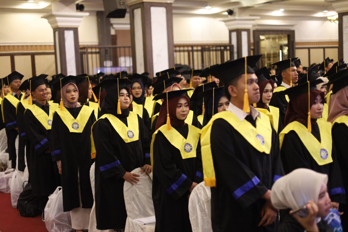 Wisuda Sarjana ke-34 Universitas PGRI Kalimantan dengan tema Menghasilkan Lulusan Unggul, Profesional, dan Berkarakter untuk Berkontribusi bagi Banua di Hotel Banjarmasin Internasional, Kamis (27/11/2025). (Foto: ist/brt).