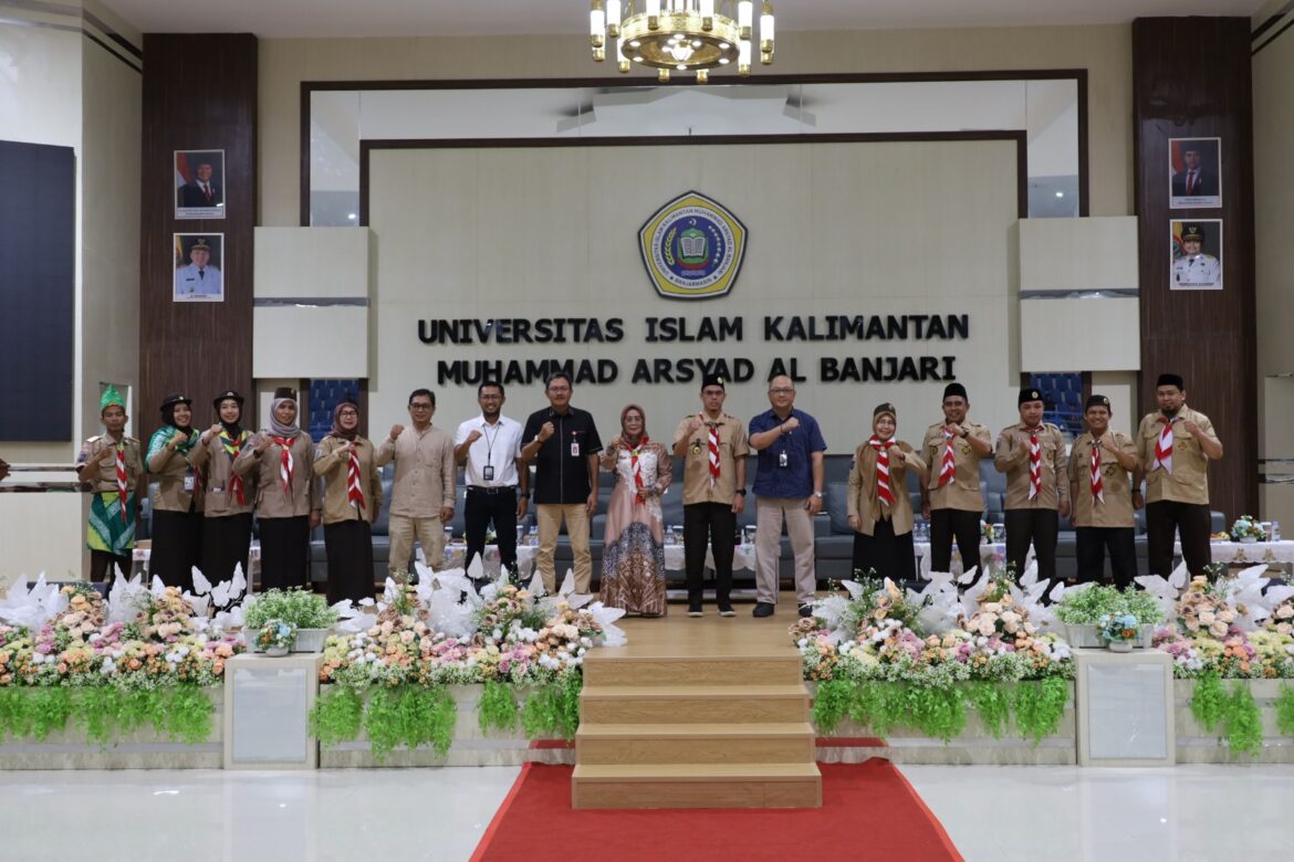 Turut berhadir, Ketua Pembina Yayasan Uniska, Hj. Rahmi Hayati Tajudinnor; Rektor Universitas Islam Kalimantan (Uniska) Muhammad Arsyad Al Banjari Prof Dr H Mohammad Zainul, S.E M.M, Kepala OJK Prov Kalsel Agus Maiyo, Direktur Bisnis Bank Kalsel Akhmad Fauzi Noor, serta seluruh Pengurus Gerakan Pramuka Uniska dan peserta yang berhadir pada 14 November 2025, di Auditorium Uniska, Kabupaten Barito Kuala (Batola).