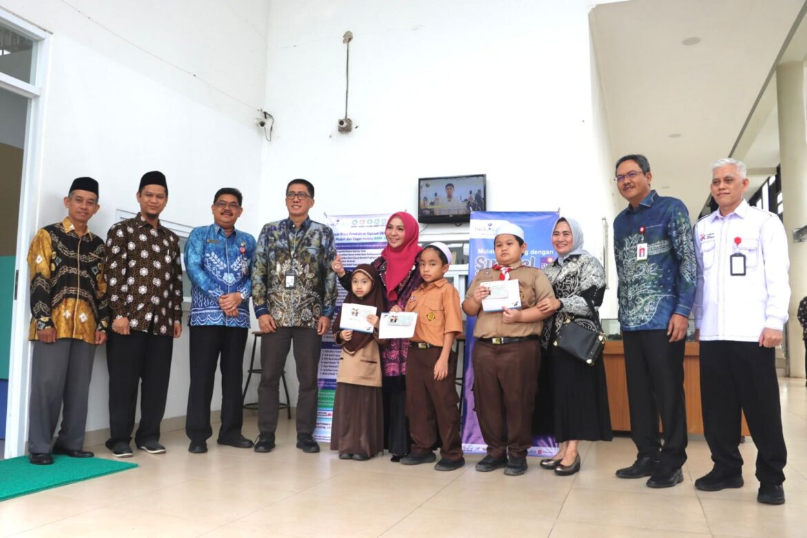 Diawali Setoran ke Kas Bank Kalsel, Gubernur dan Ketua TP PKK Kalsel: Pentingnya Literasi Keuangan di Kalangan Pelajar Ukhwah Banjarmasin