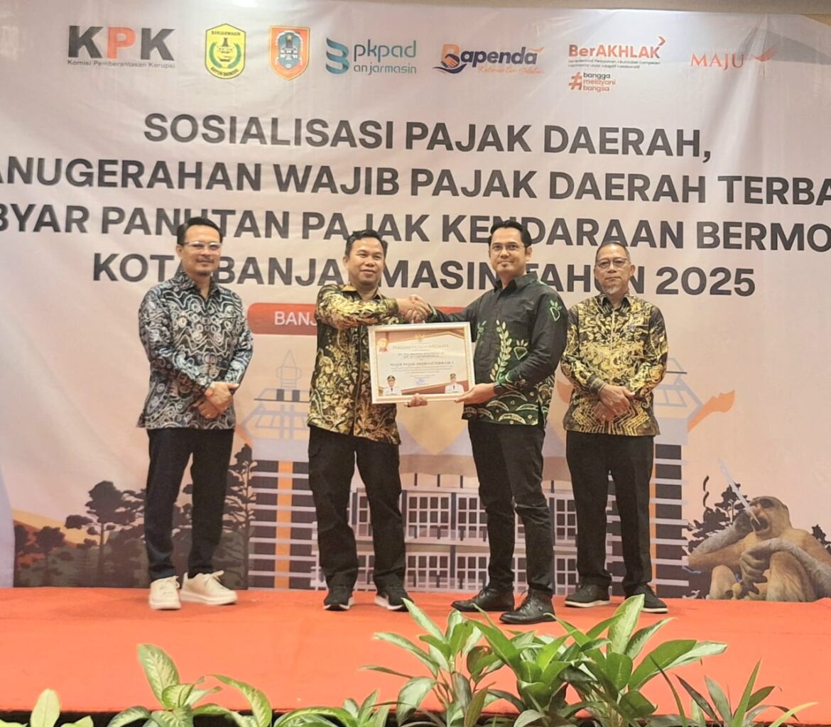 Pelindo Regional 3 Sub Regional Kalimantan Raih Penghargaan Wajib Pajak Daerah Terbaik I dari Pemkot Banjarmasin