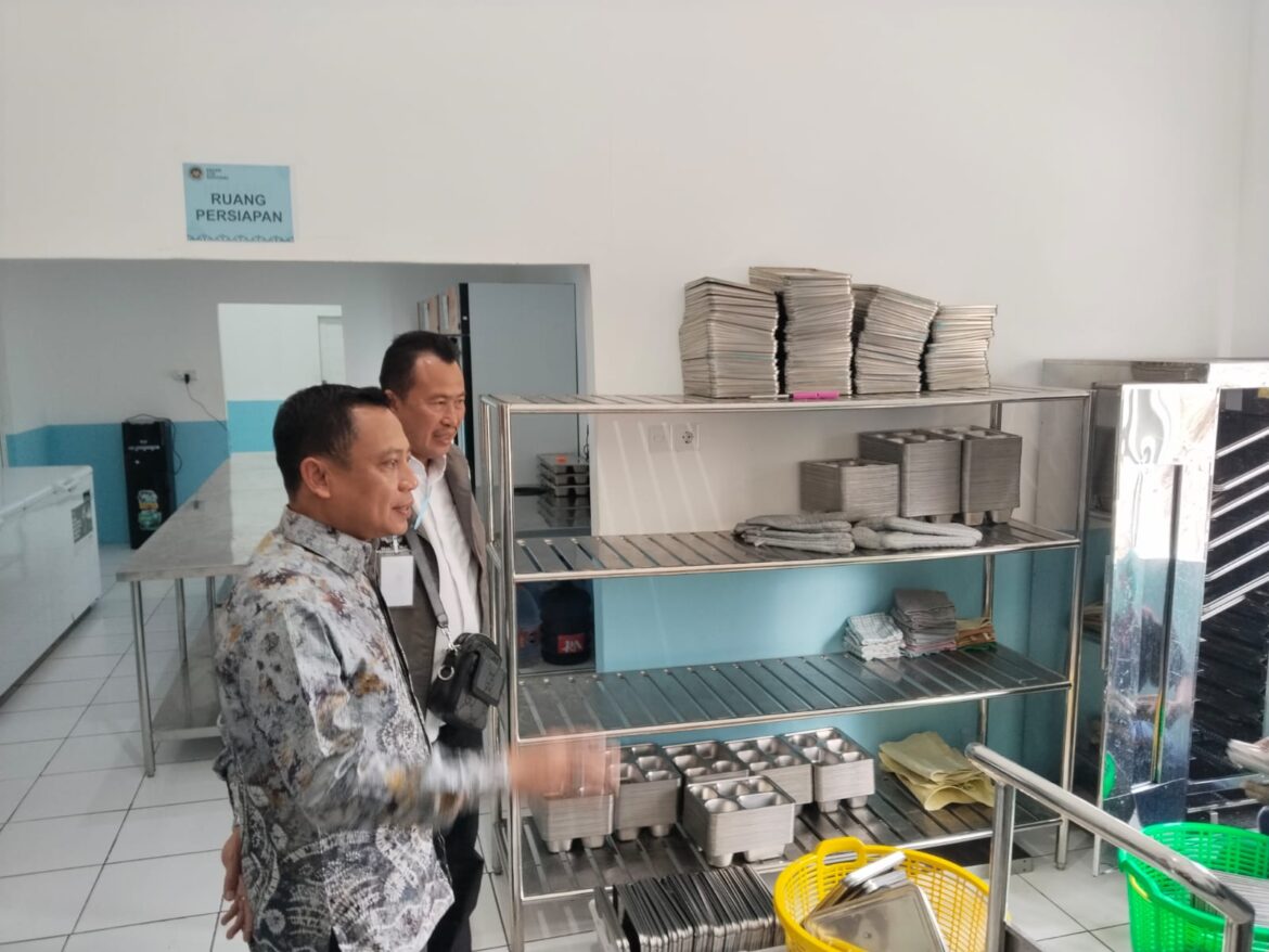 Waketum Kadin Andi Yuslim didampingi Haji Aftahudin Meninjau SPPG Belitung Selatan, Kota Banjarmasin, Kalsel