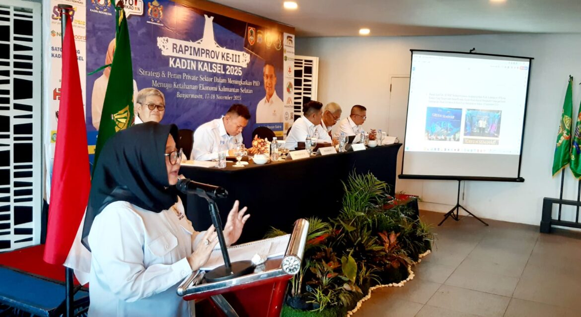 Ketum Kadin Kalsel Hj Shinta Laksmi Dewi, berikan pemaparan di Rapimprov III Kadin Kalsel 2025