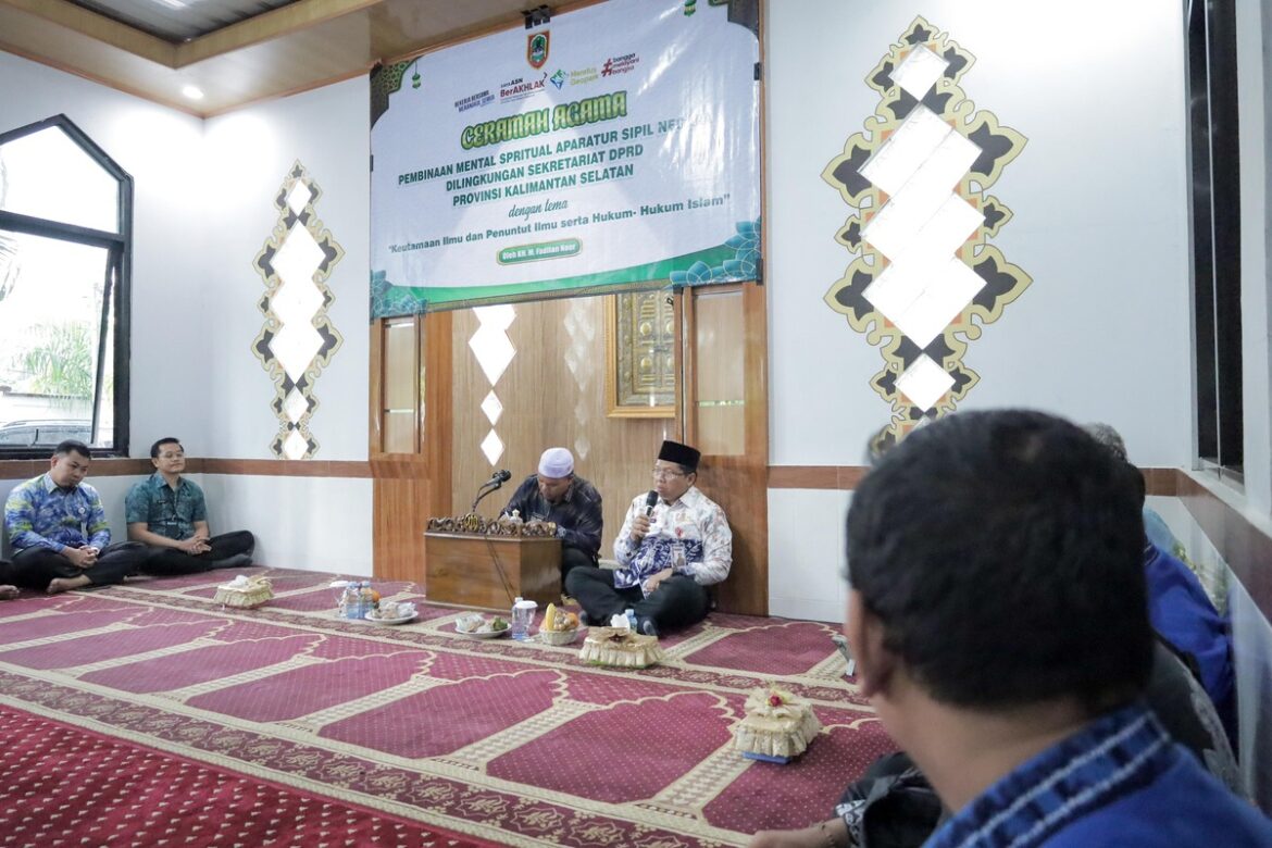 Sekretaris DPRD Provinsi Kalsel Muhammad Jaini, SE, MAP saat menyampaikan sambutan di acara pembinaan mental spiritual untuk karyawan dan karyawati.(foto : humasdprdkalsel)
