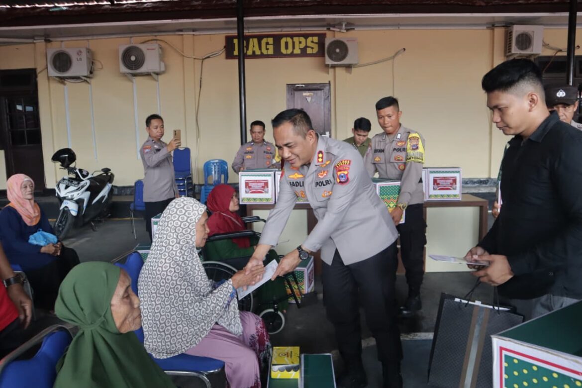 Kapolres Banjar AKBP Dr Fadli saat menyerahkan bantuan sosial kepada masyarakat penerima manfaat, Jumat (14/11/2025) siang. (foto:istimewa)