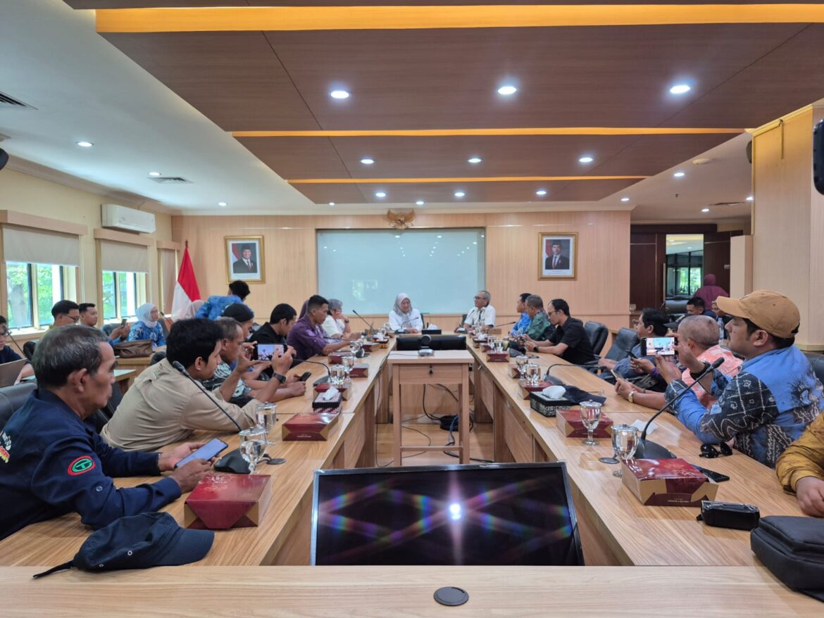 Pertemuan anggota Pressroom Pemprov Kalsel dengan Plt Deputi Pengelolaan Sampah Limbah dan B3/  Staf Ahli Menteri Bidang Hubungan Antar lembaga Pusat dan Daerah Kementerian LH/BPLH RI, Hanifah Dwi Nirwana di kantornya di Jakarta, Senin (17/11/2025).(foto:tya/brt).