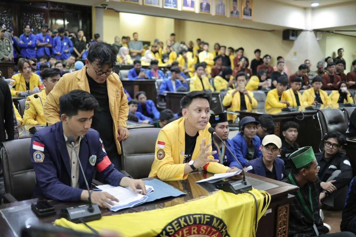 Massa aksi unjuk rasa dari Aliansi Masyarakat dan Mahasiswa se-Kalsel saat menyampaikan enam tuntutan sekaligus dialog di ruang rapat paripurna DPRD Provinsi Kalsel di Banjarmasin.(foto : humasdprdkalsel)