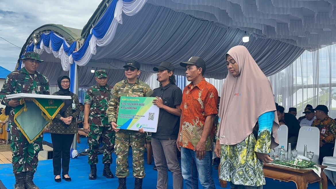Manfaat Perlindungan Jaminan Kematian (JKM) saat diserahkan Bupati Tanah Bumbu Andi Rudi Latif bersama Pangdam XXII/Tambun Bungai Mayjen TNI Zainul Arifin dan Kepala BPJS Ketenagakerjaan Kantor Cabang Batulicin Vina Dwina Yuskin, Jumat (7/11/2025).(foto : ist)
