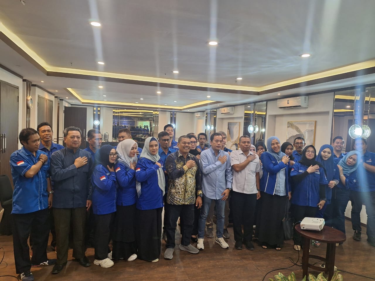 Para kader Partai Demokrat Kalsel yang mengikuti acara focus group discusion foto bersama para narasumber setelah berakhirnya acara tersebut.(foto : ist)