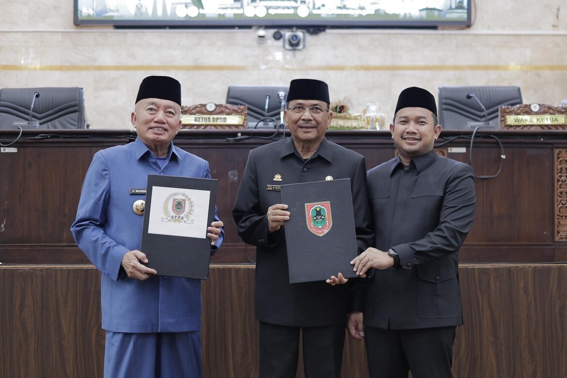 Gubernur Kalsel H Muhidin didampingi Ketua DPRD Provinsi Kalsel Dr (HC) H Supian HK, SH, MH dan wakilnya HM Alpiya Rakhman perlihatkan dokumen Rancangan Perda tentang Grand Design Pembangunan Kependudukan Provinsi Kalsel Tahun 2025-2045 yang sudah ditandatangani menjadi Perda.(foto : humasdprdkalsel)