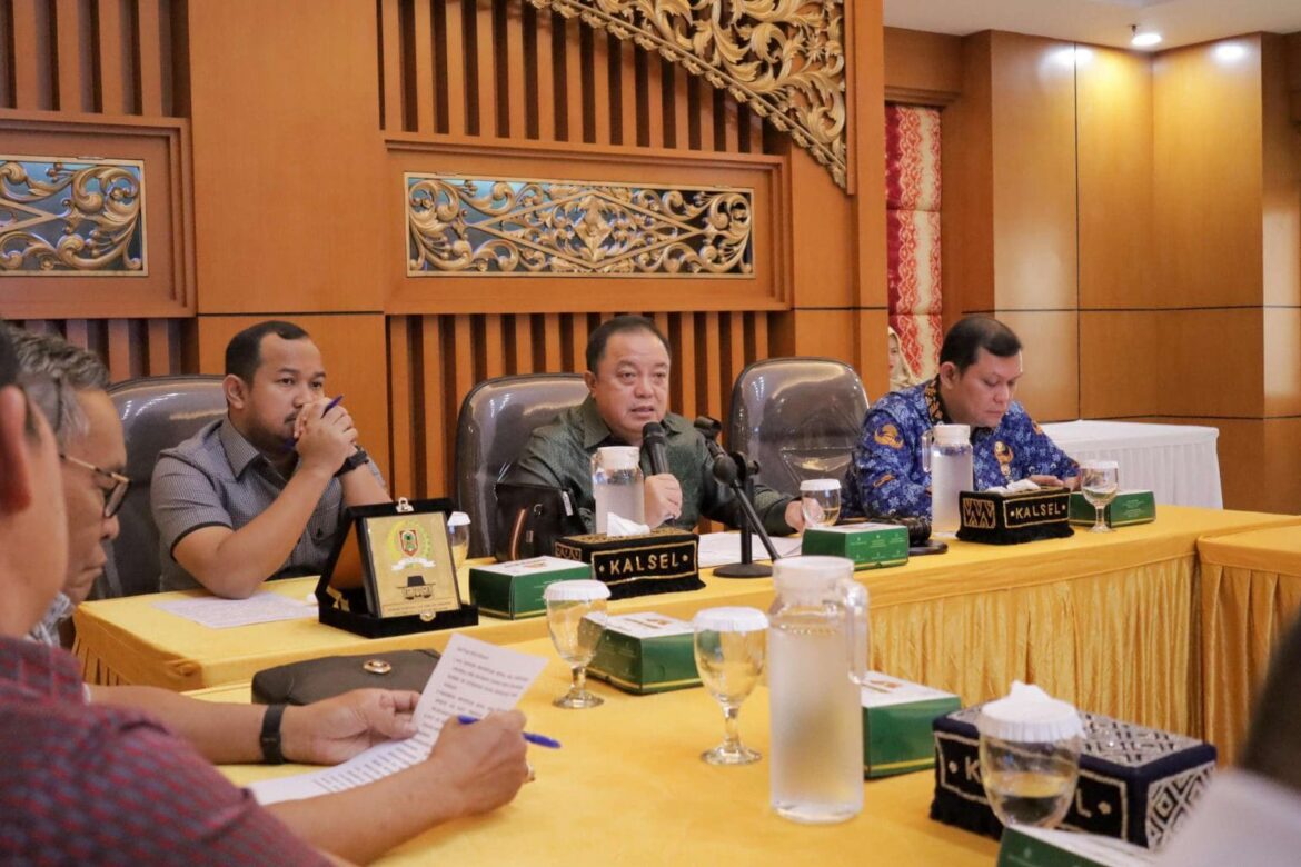 Ketua Pansus III DPRD Provinsi Kalsel HM Rosehan, NB, SH didampingi Wakil Ketua DPRD Provinsi Kalsel HM Alpiya Rakhman saat memimpin konsultasi membahas Raperda Provinsi Kalsel tentang Penambahan Penyertaan Modal Pemprov Kalsel ke Direktorat Jenderal Bina Keuangan Daerah Kemendagri RI di Jakarta.(foto : humasdprdkalsel)