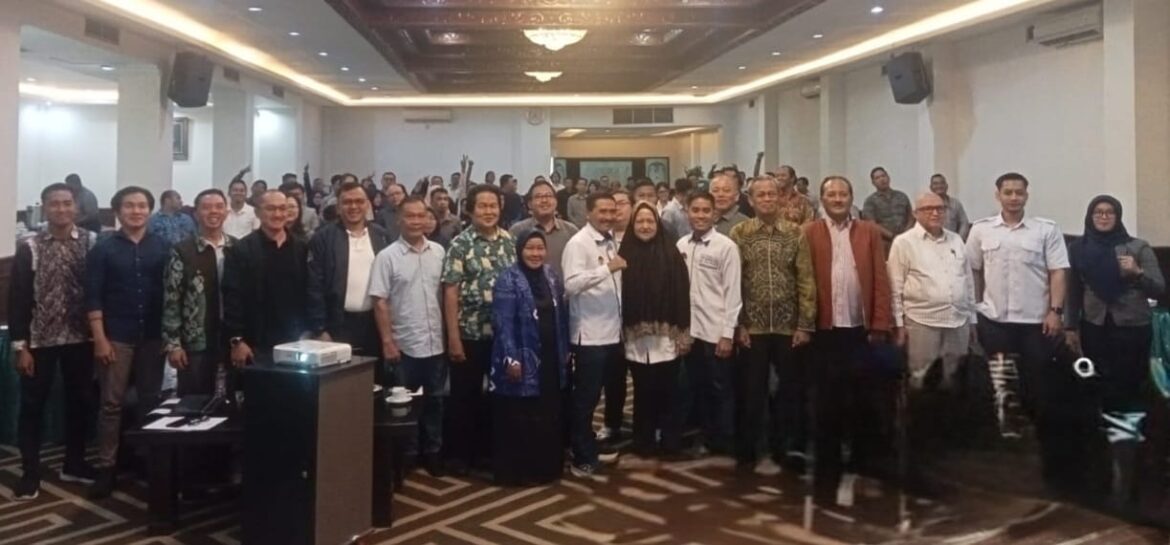 Ketua DPC Peradi Banjarmasin, Edi Sucipto, SH, MH, didampingi Sekretaris DPC, DR Ali Murtadho, SH MH dan para anggota (Foto Istimewa)