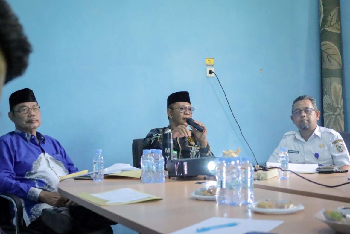 KUNJUNGAN KERJA-Ketua Komisi II DPRD Provinsi Kalsel Muhammad Yani Helmi didampingi anggota H Burhanuddin kunjungan kerja ke UPTD Pelabuhan Perikanan Batulicin di Kabupaten Tanbu.(foto : humasdprdkalsel)