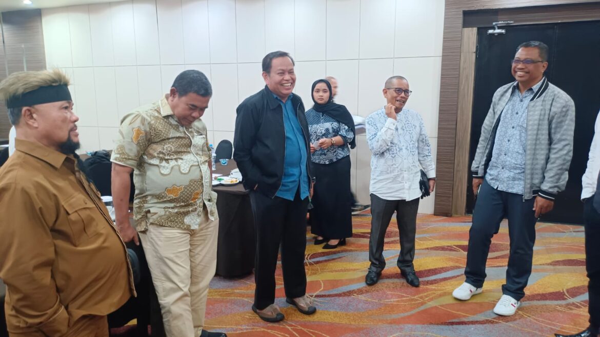 Ketua DePA - RI Kalsel DR Nizar Tanjung SH (kiri) dan pengurus LBH lainnya usai memilih DR Bahrudin Tampubolon SE, SH, M, Kn (pakai jas) sebagai Direktur LBH, Jumat (14/11/2025). (foto:istimewa)
