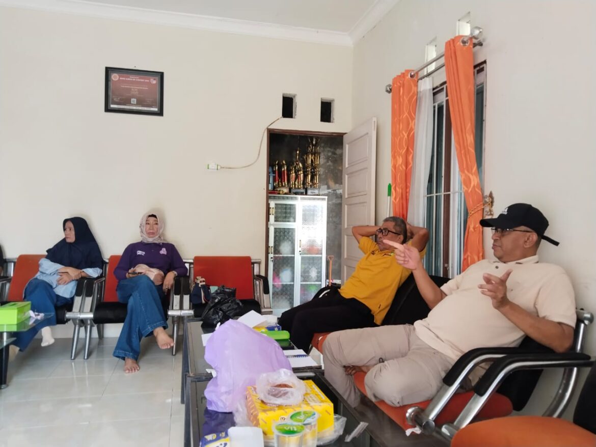 RAPAT PENGURUS-Ketua ODKS Akhmad Yani saat rapat bersama pengurus lainnya terkait UNAR Non Reguler di Lokal HSS pada 12 Nopember 2025 nanti. Kemudian juga membahas Wasaka VHF akan kembali digelar, Sabtu (8/11/2025).(foto : sum/brt)