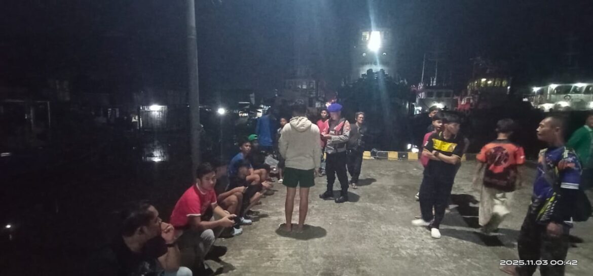 Para Relawan saat melakukan pencarian terhadap korban tenggelam di Sungai Barito Banjar Raya, Senin (3/11/2025). (foto: istimewa)