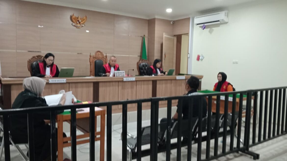 Ketua majelis hakim.yang diketuai Indra Mainantha Vidi dan dua hakim anggota saat melakukan pemeriksaan saksi dan terdakwa pada perkara narkotika dengan terdakwa Nurlatifah (Foto Istimewa)