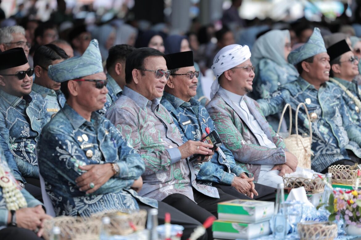 Ketua DPRD Provinsi Kalsel Dr (HC) H Supian HK, SH, MH saat hadir di acara puncak Hari Jadi ke-75 Kabupaten HSS bersama unsur pimpinan dan anggota dewan lainnya.(foto : humasdprdkalsel)