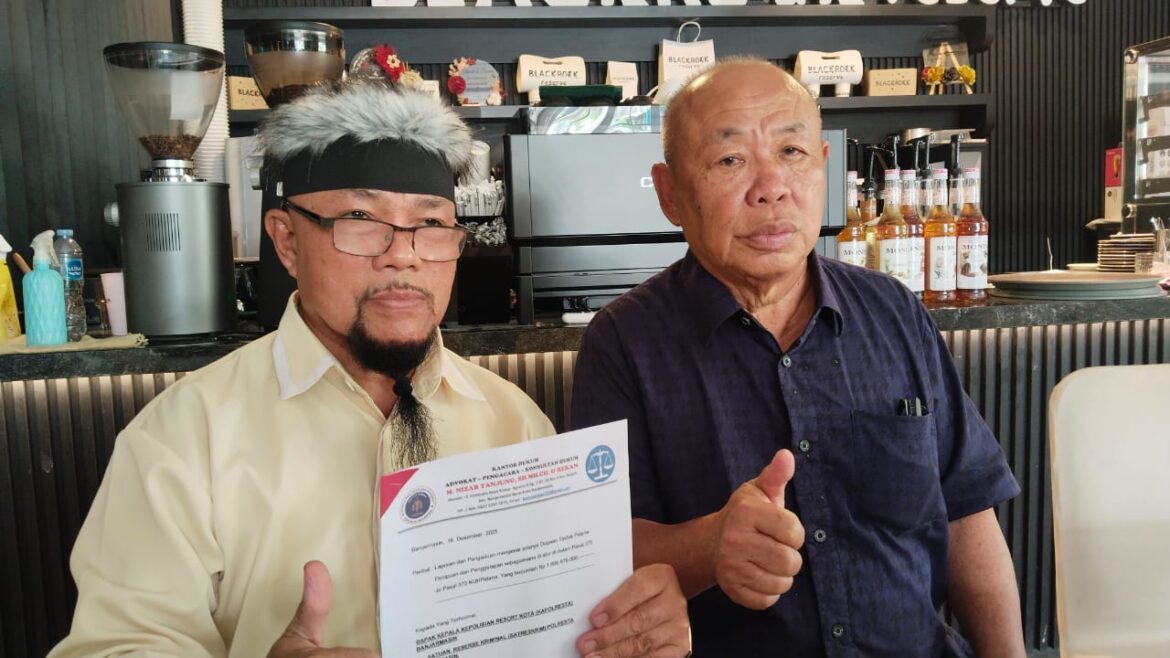 DR M Nizar Tanjung, SH, MH CIL saat mendampingi korbannya, Hidayat Taufik alias Koh Asiang, memperlihatkan laporan ke Satreskrim Polresta Banjarmasin, Senin (22/12/2025). (foto:sum/brt)
