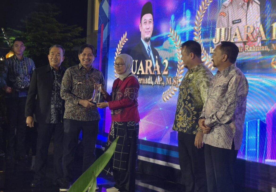 Wakil Gubernur Kalsel, Hasnuryadi Sulaiman didampingi Sekretaris Daerah Provinsi Muhammad Syarifuddin menyerahkan tropi penghargaan kepada para pemenang kategori Top Influencer AMPK 2025, Rabu malam (10/12). (foto ist/adpim/brt)