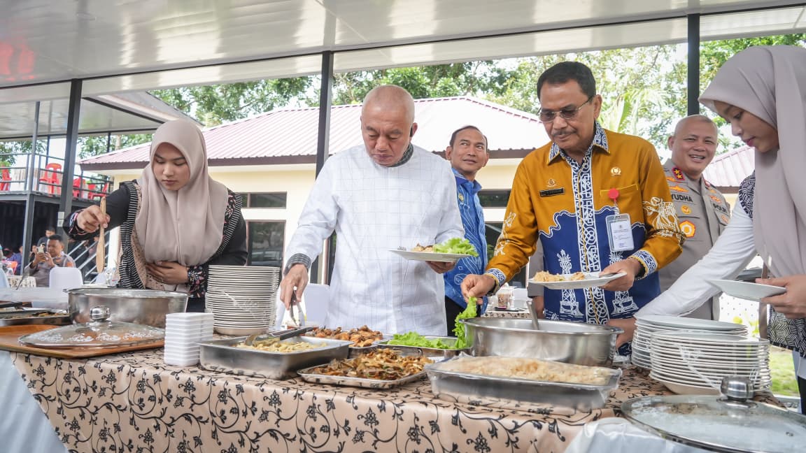 Ketua DPRD Provinsi Kalsel Dr (HC) H Supian HK, SH, MH dan Gubernur Kalsel H Muhidin turut mencicipi masakan hasil dari dapur lapangan Brimob Polda Kalsel.(foto : humasdprdkalsel)