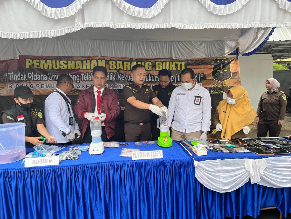Nampak barbuk narkoba saat dimusnahkan dengan cara diblender.