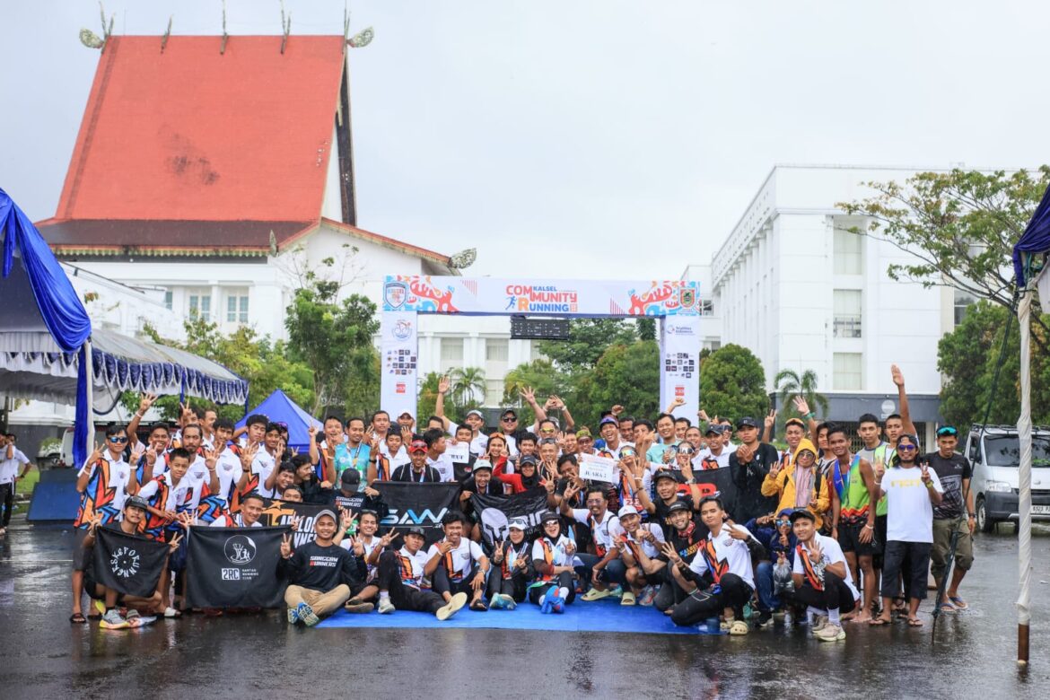 Seluruh peserta Kalseltri Marathon Kalsel VI 2025, Minggu (21/12/2025) pagi di Halaman Gedung Auditorium K.H. Idham Chalid Banjarbaru. (foto: Tolah/brt)