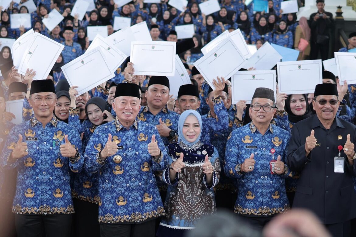 Ketua DPRD Provinsi Kalsel Dr (HC) H Supian HK, SH, MH (baju hitam) mendampingi Gubernur Kalsel H Muhidin dan istri, Kepala BKN RI Prof Dr Zudan Arif Fakrulloh, SH, MM dan Sekdaprov Kalsel H Muhammad Syarifuddin, M.Pd foto bersama para PPPK Paruh Waktu yang menerima SK.(foto : humasdprdkalsel)