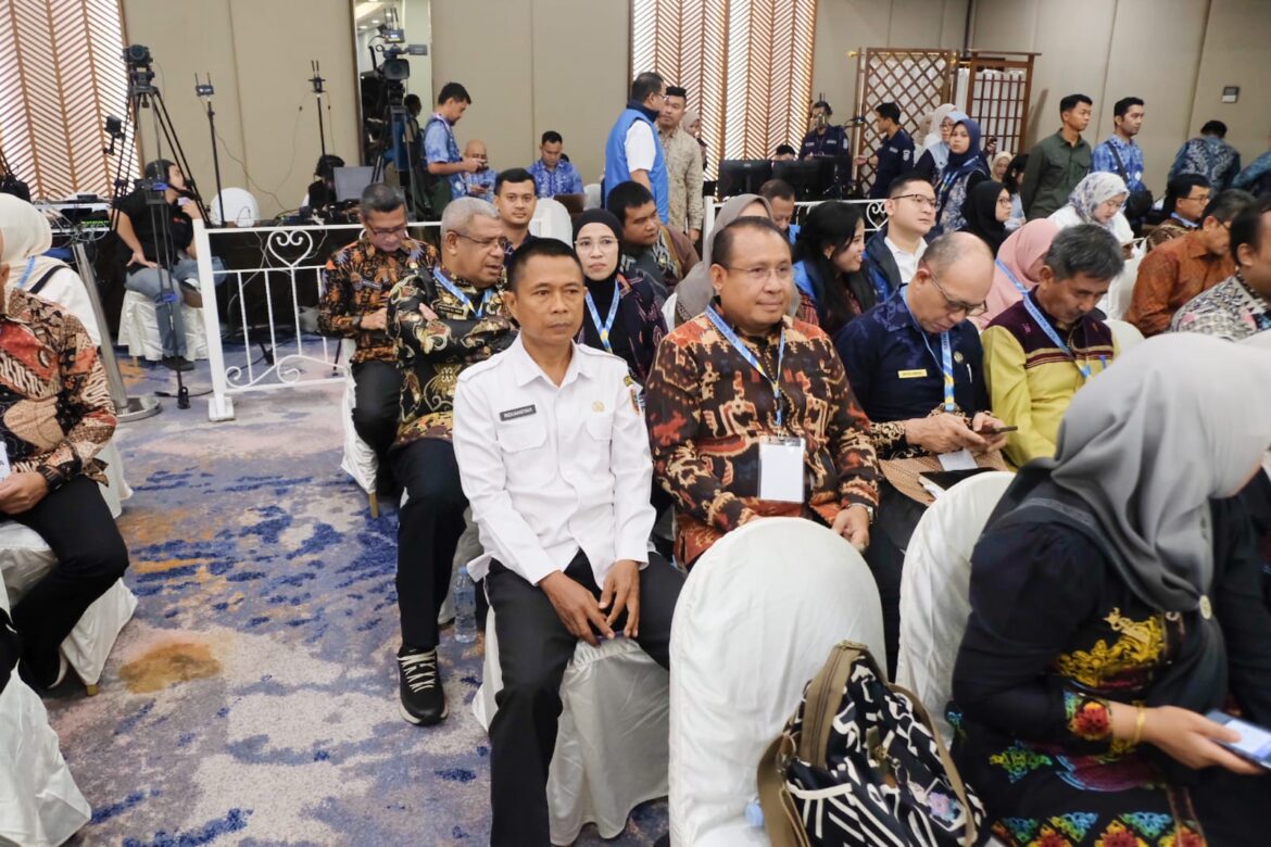 Kabag Layanan Aspirasi Sekretariat DPRD Kalsel Riduansyah, MAP (baju putih) mewakili sekretaris dewan hadir di acara Rakor Bappeda se-Indonesia di Banjarmasin.(foto : humasdprdkalsel)